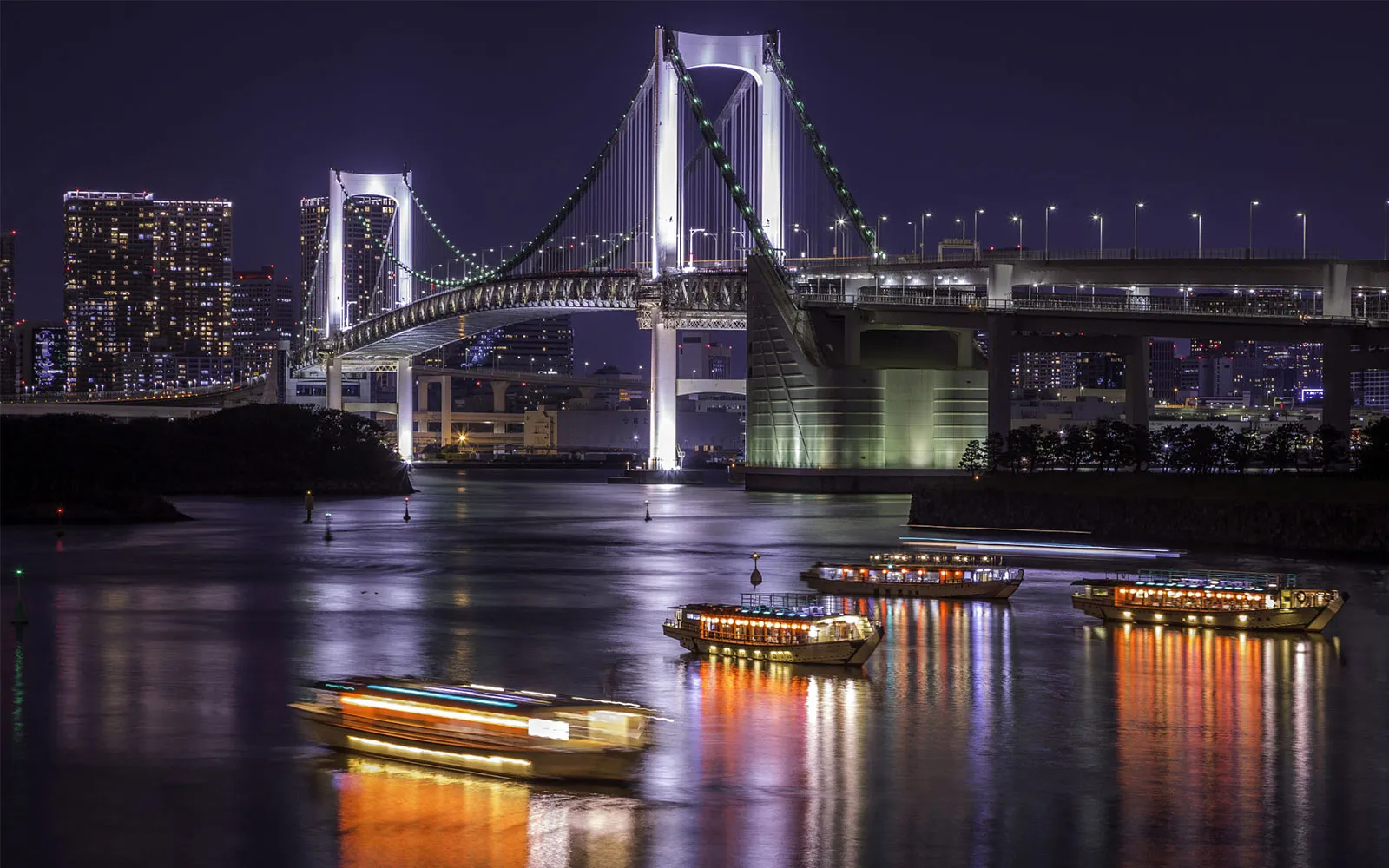Tokyo Rainbow Bridge at night
